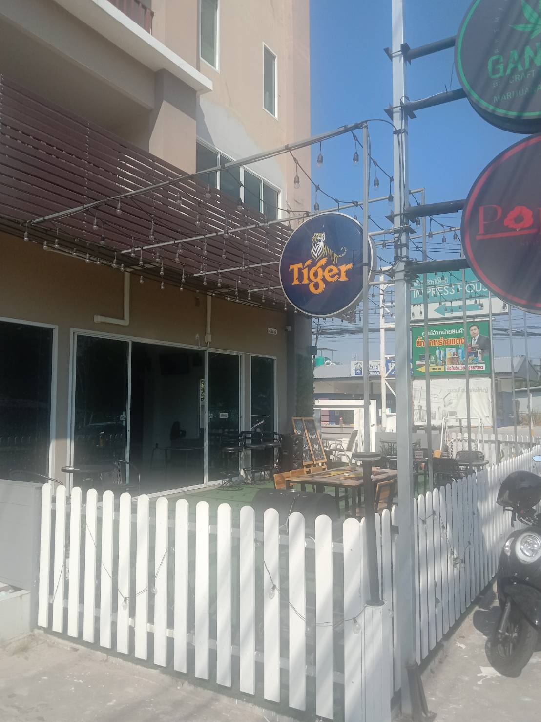 Poppy's bar front view