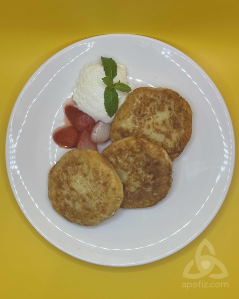 Yummy's restaurant and bar in Jomtien pattaya thailand, cheesecake with sour cream