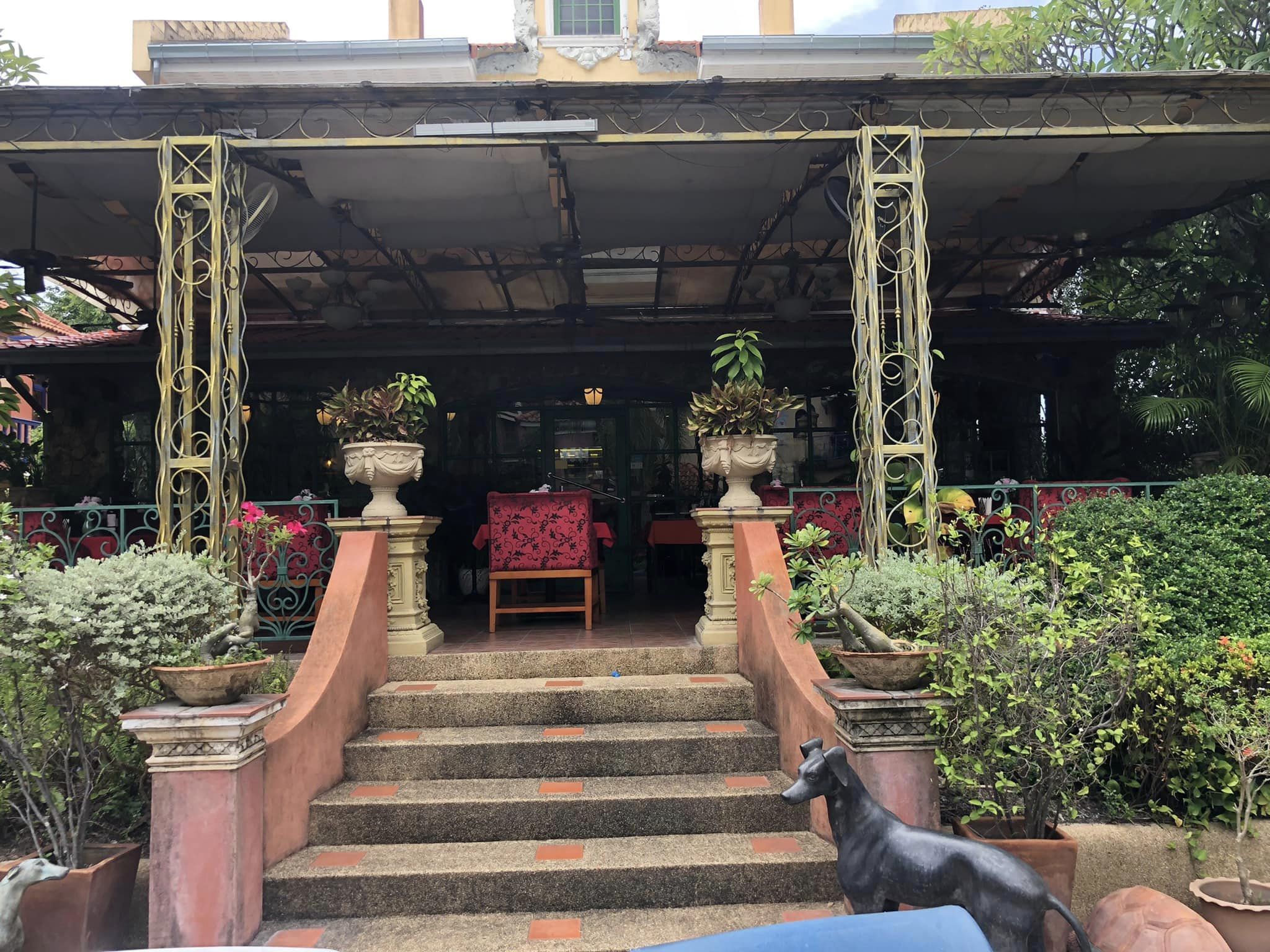 restaurant la mesa stares entrance from the garden