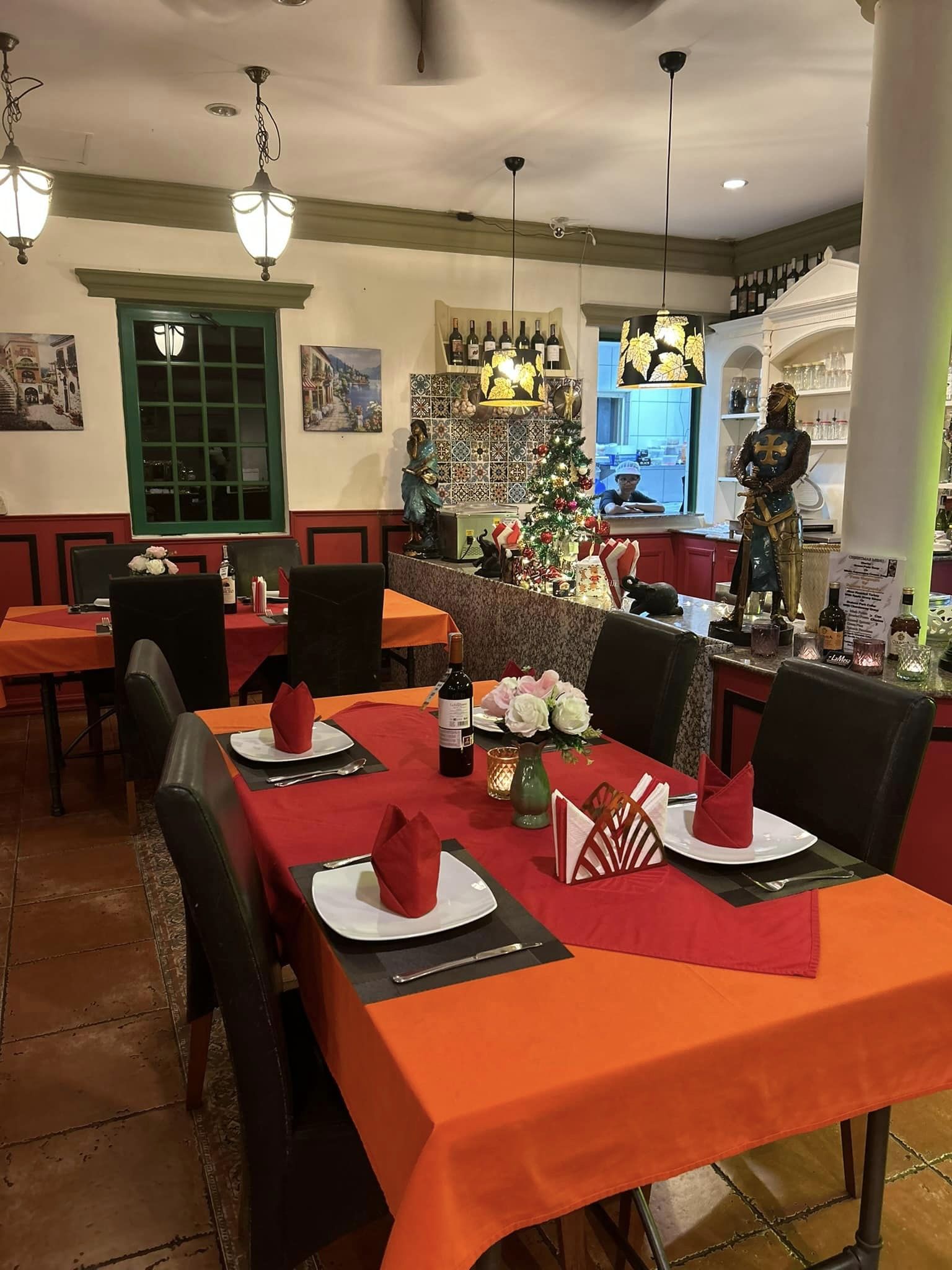 restaurant la mesa interiour with a bronzen statue