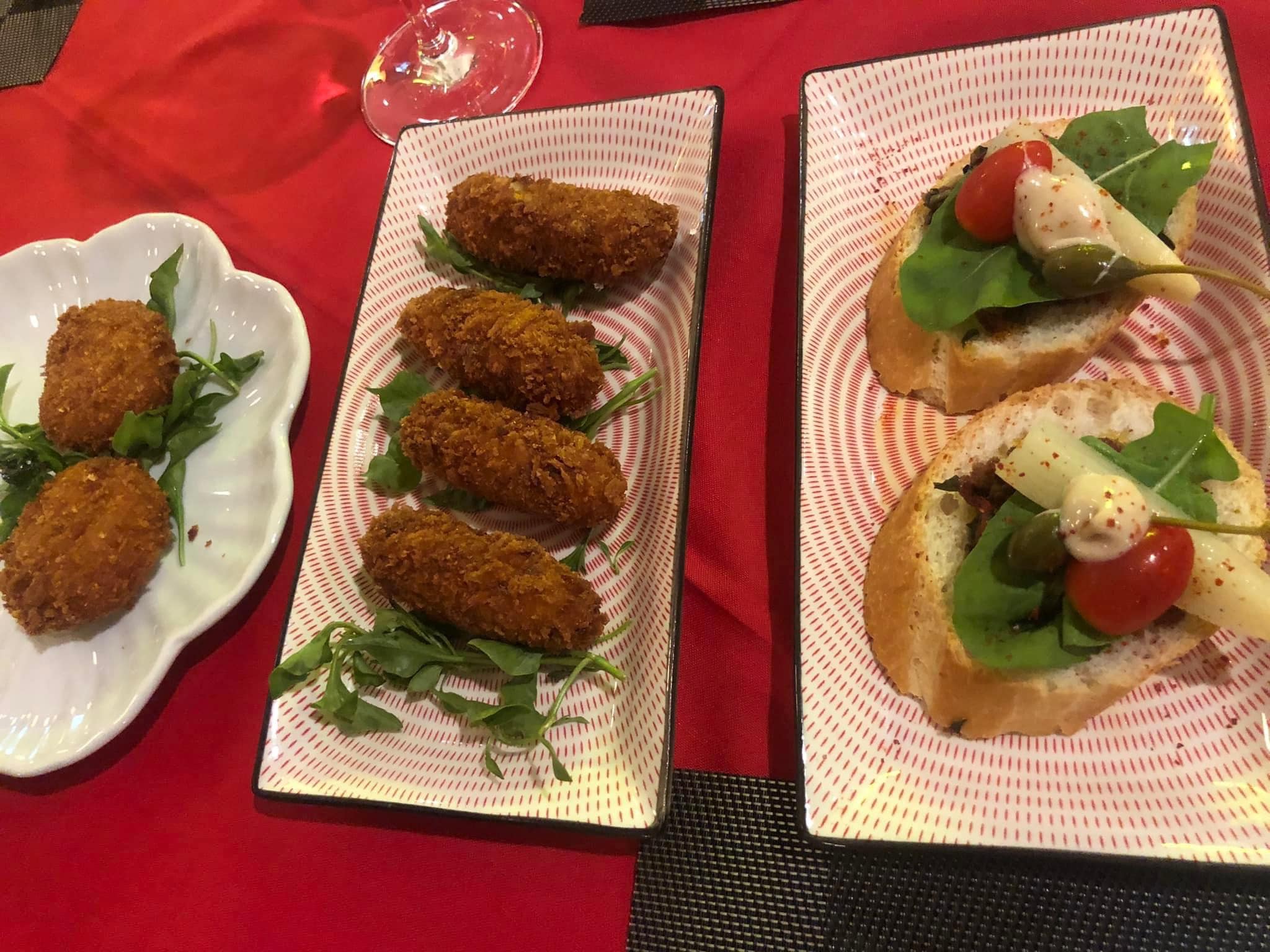 restaurant la mesa startes, croquetes and canapes