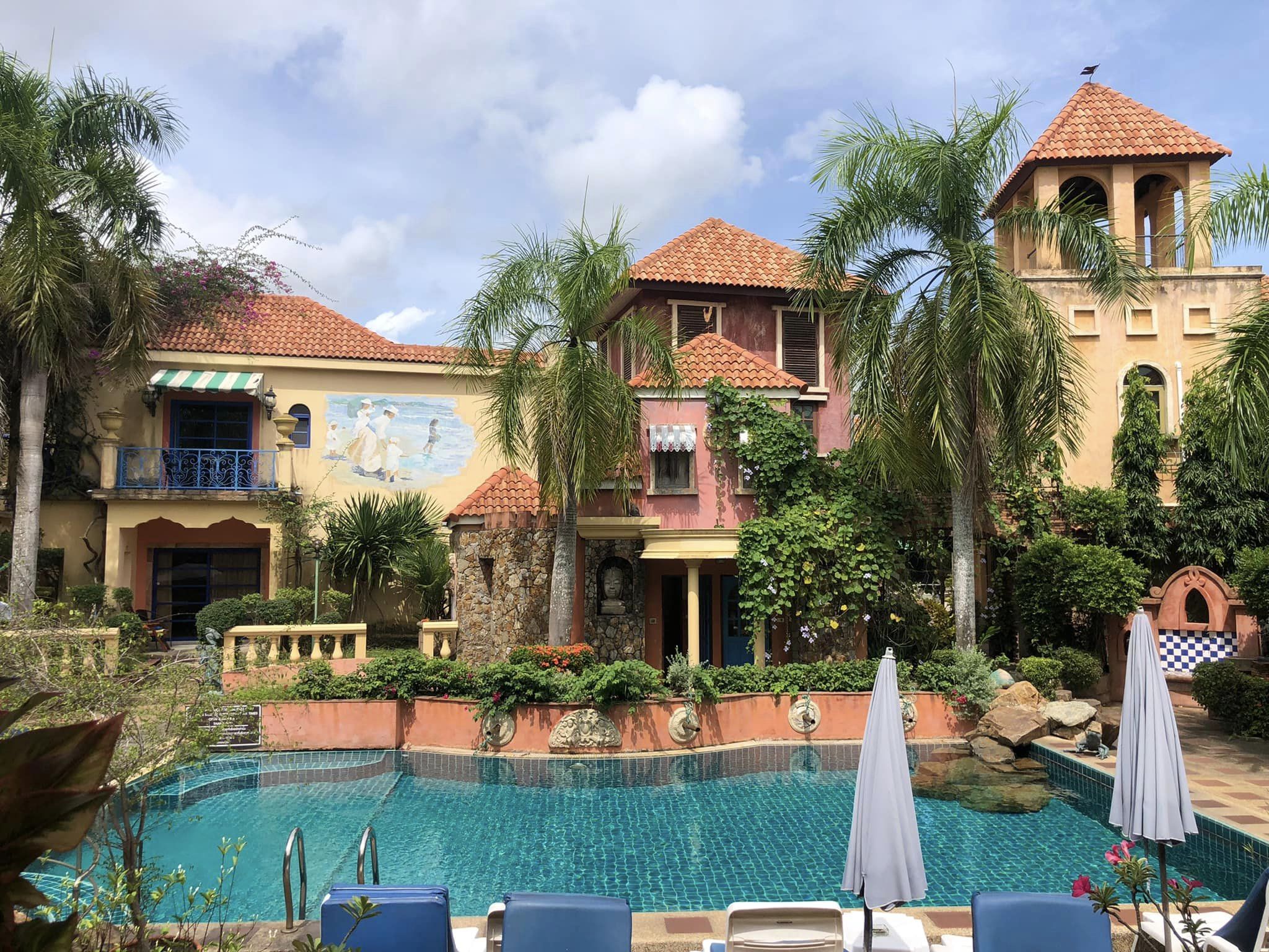 restaurant la mesa the central swimmingpool where guests have view on