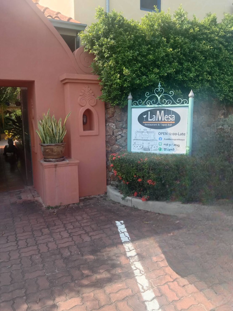 restaurant la mesa the parking area
