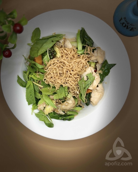 Yummy's restaurant and bar in Jomtien pattaya thailand, fried sicy noodles with chicken, beef, pork or seafood