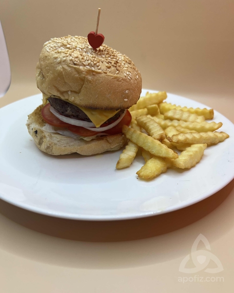 Yummy's restaurant and bar in Jomtien pattaya thailand, housemade beef burger