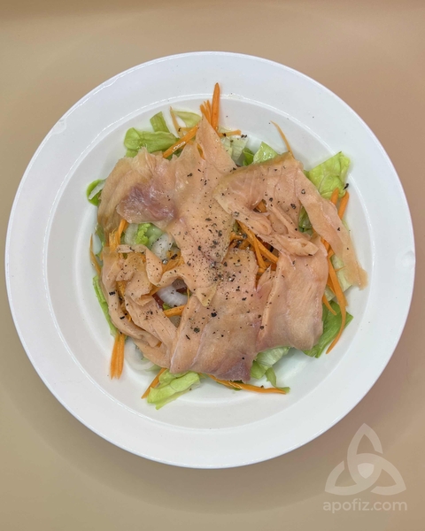 Yummy's restaurant and bar in Jomtien pattaya thailand, salmon salad