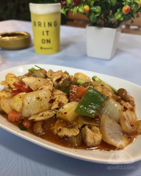 Yummy's restaurant and bar in Jomtien pattaya thailand, chicken with garlic and cashhew nuts