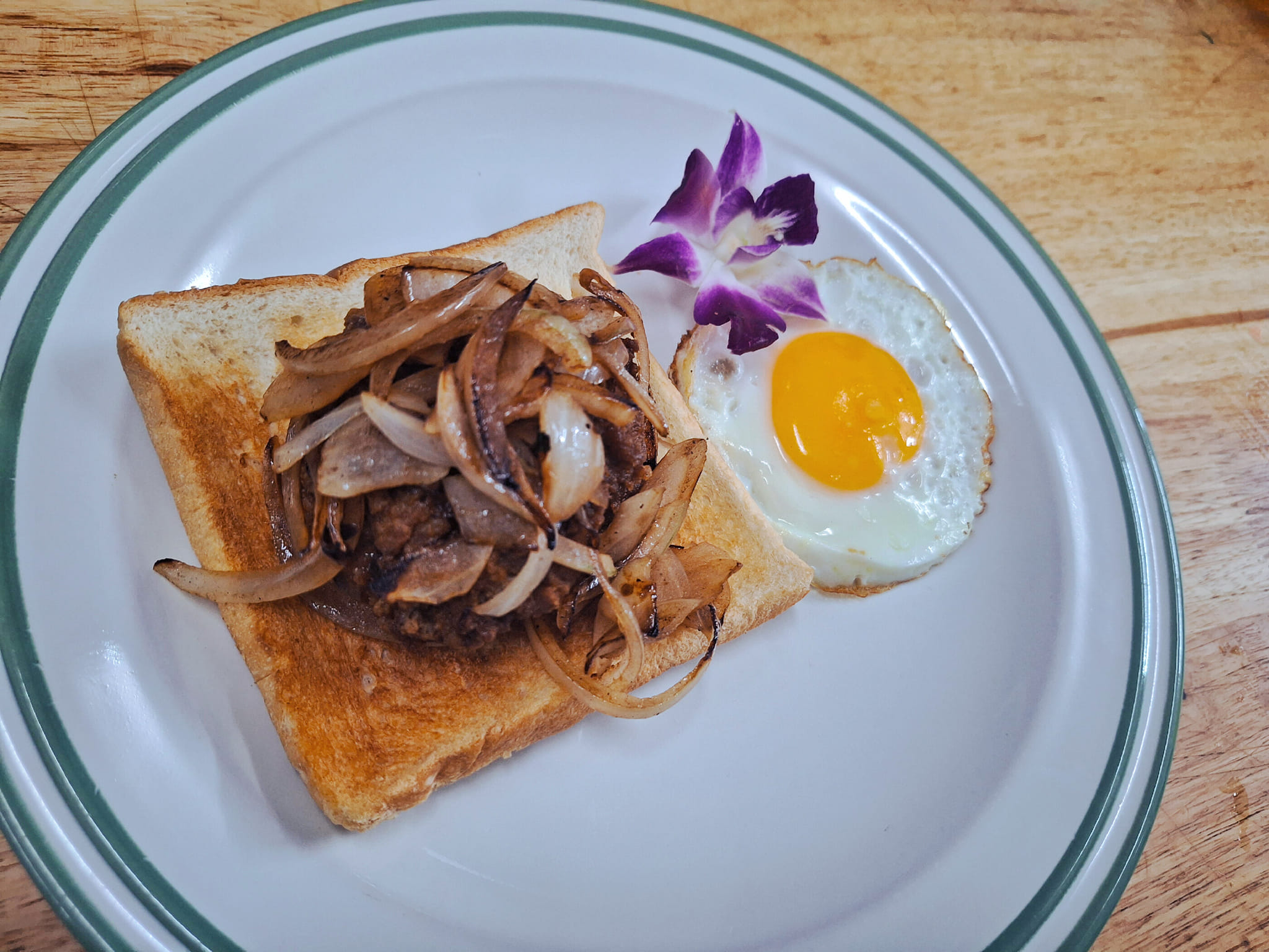 La Taverne  Bistro restaurant, Pattaya soi Khao Talo, simpel breakfast