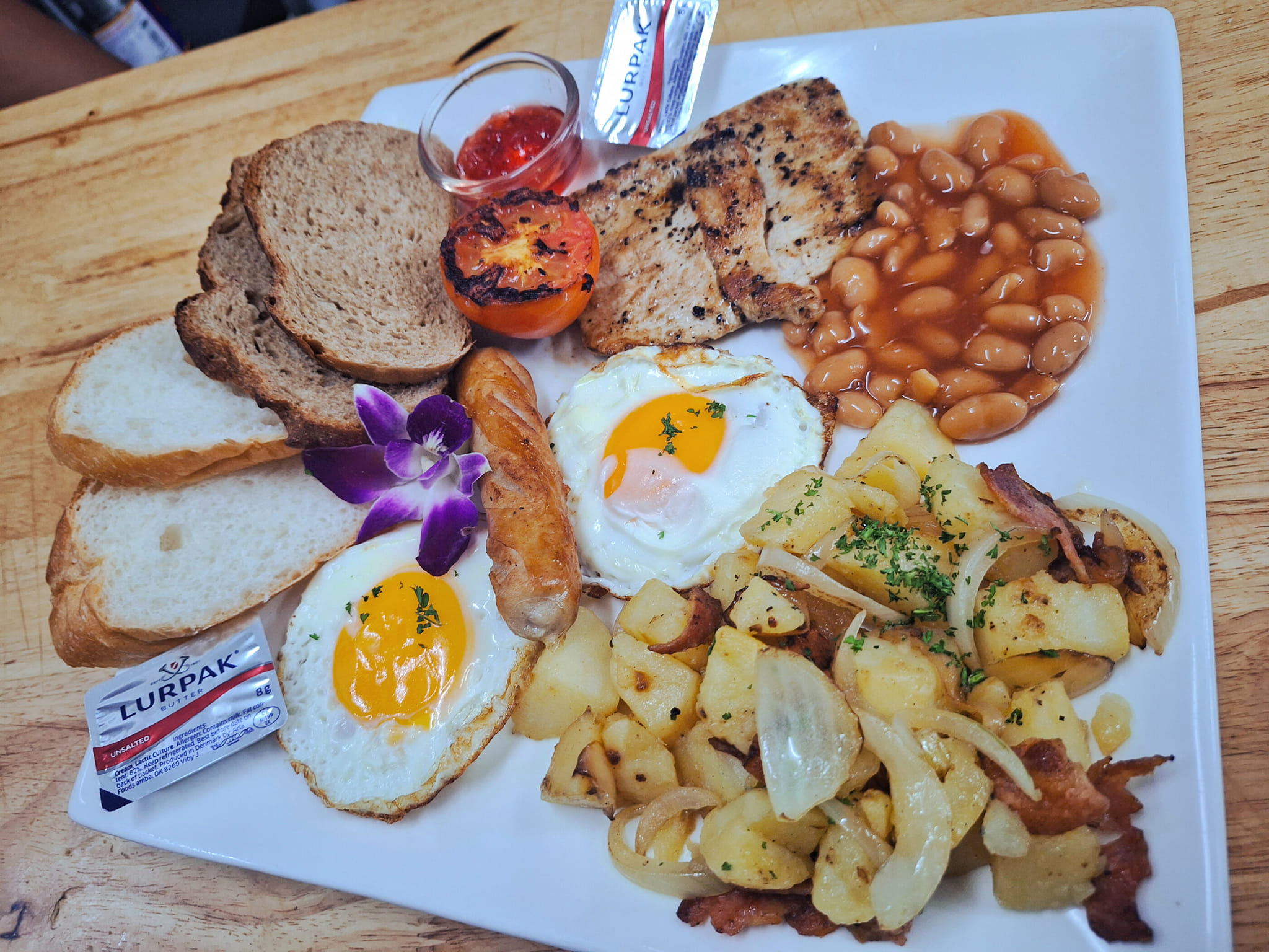 La Taverne  Bistro restaurant, Pattaya soi Khao Talo, large english breakfast