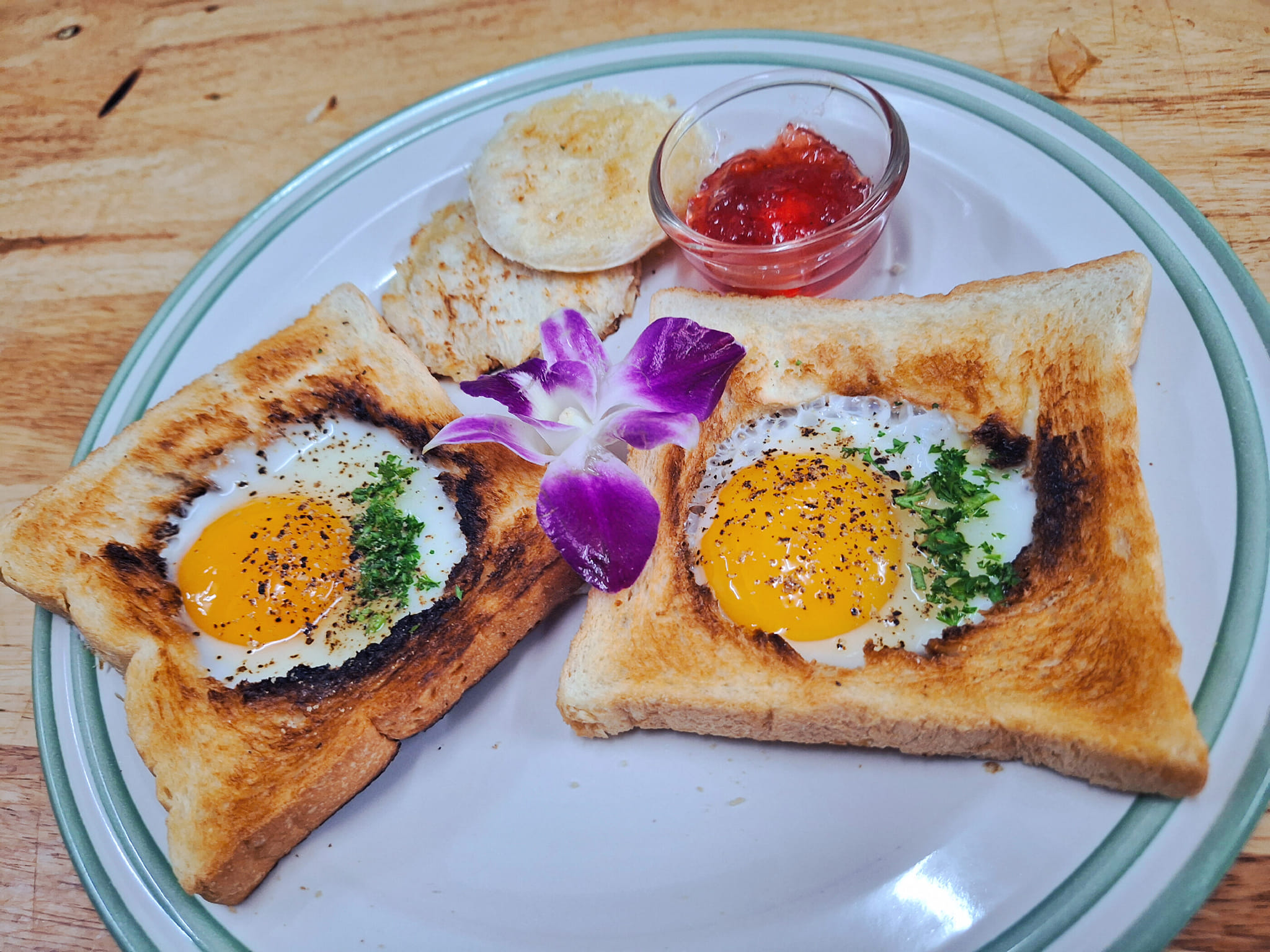 La Taverne  Bistro restaurant, Pattaya soi Khao Talo, relax breakfast