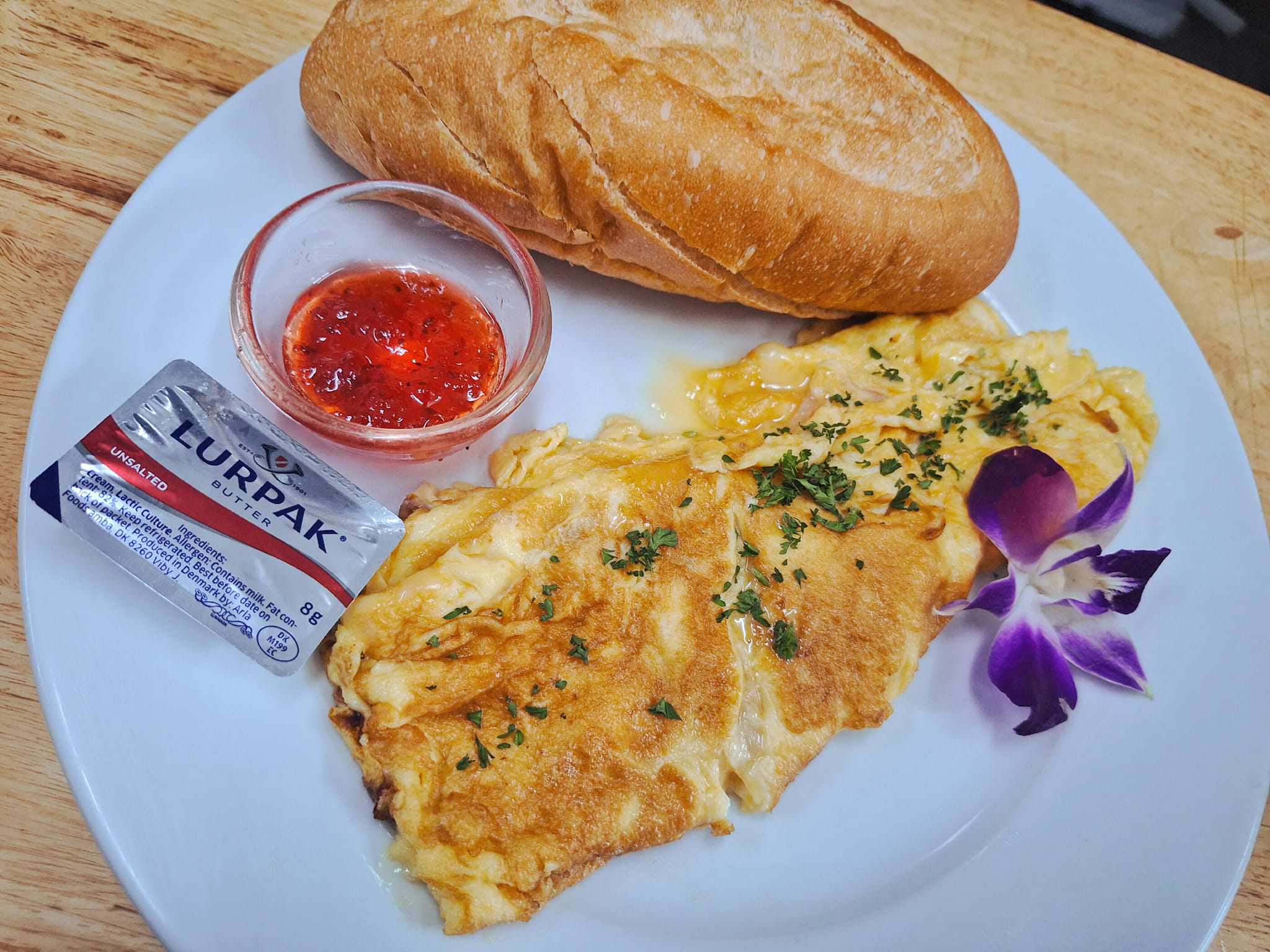 La Taverne  Bistro restaurant, Pattaya soi Khao Talo, breakfast omelet and sandwich
