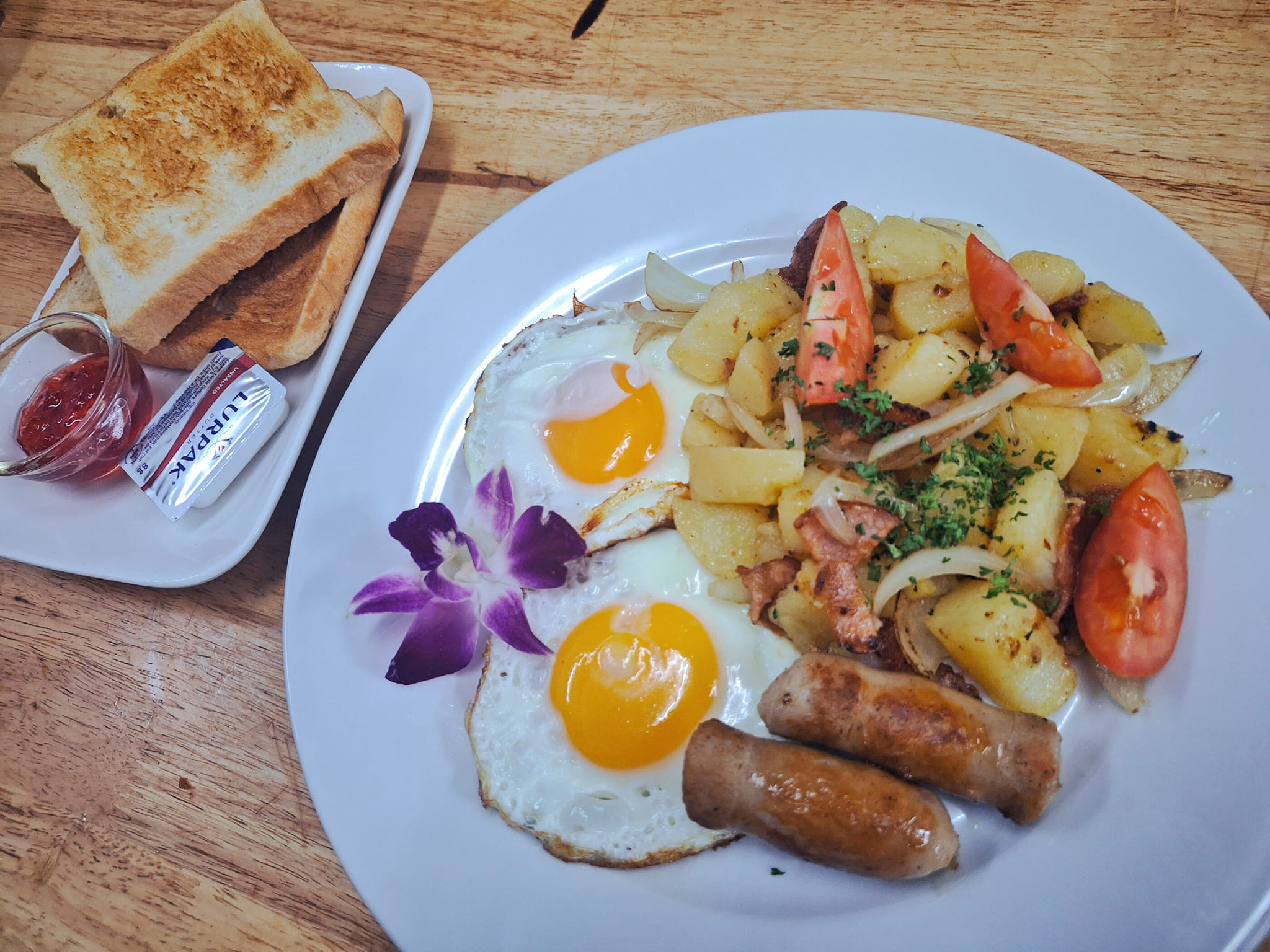 La Taverne  Bistro restaurant, Pattaya soi Khao Talo, breakfast