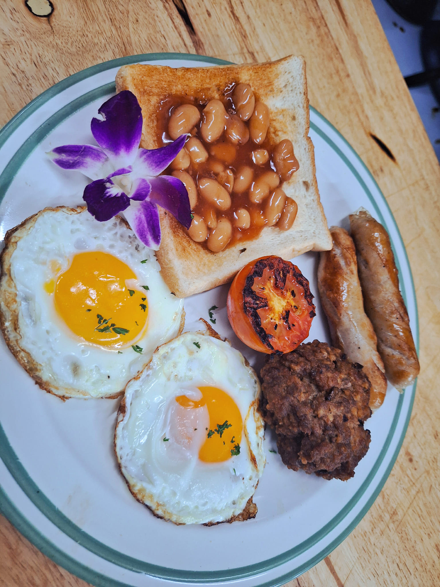 La Taverne  Bistro restaurant, Pattaya soi Khao Talo, English breakfast with baked beans
