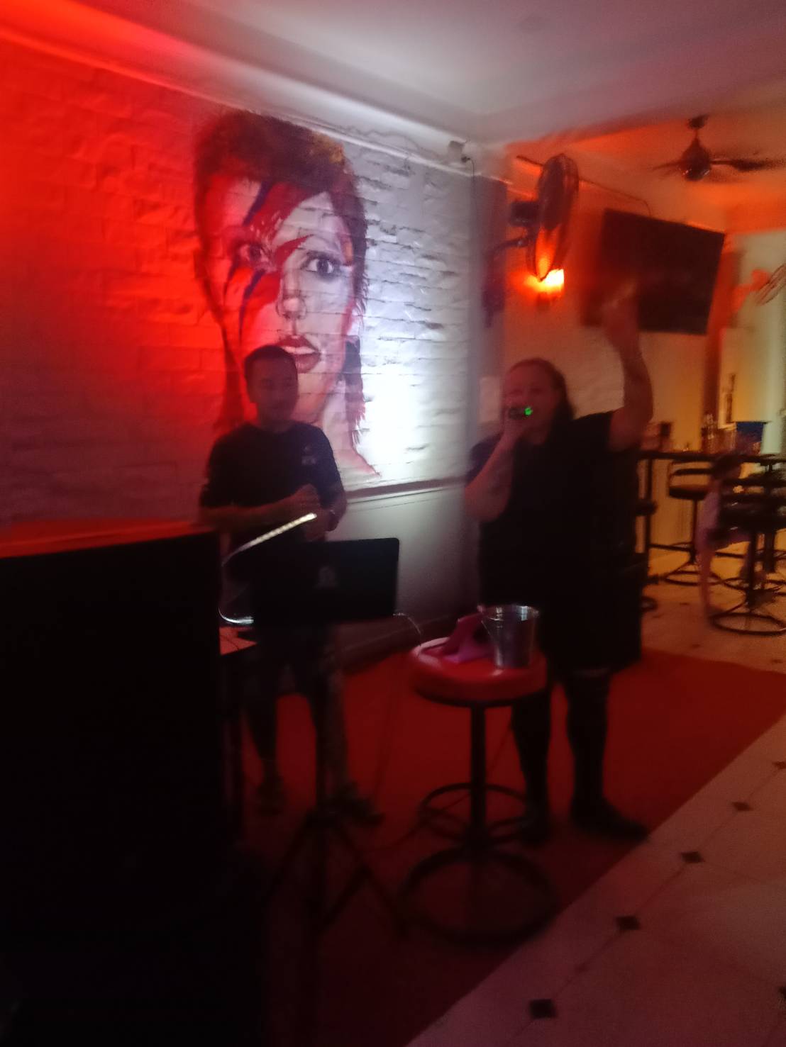 ning ning restaurant bar in jomtien, customer sing with the band