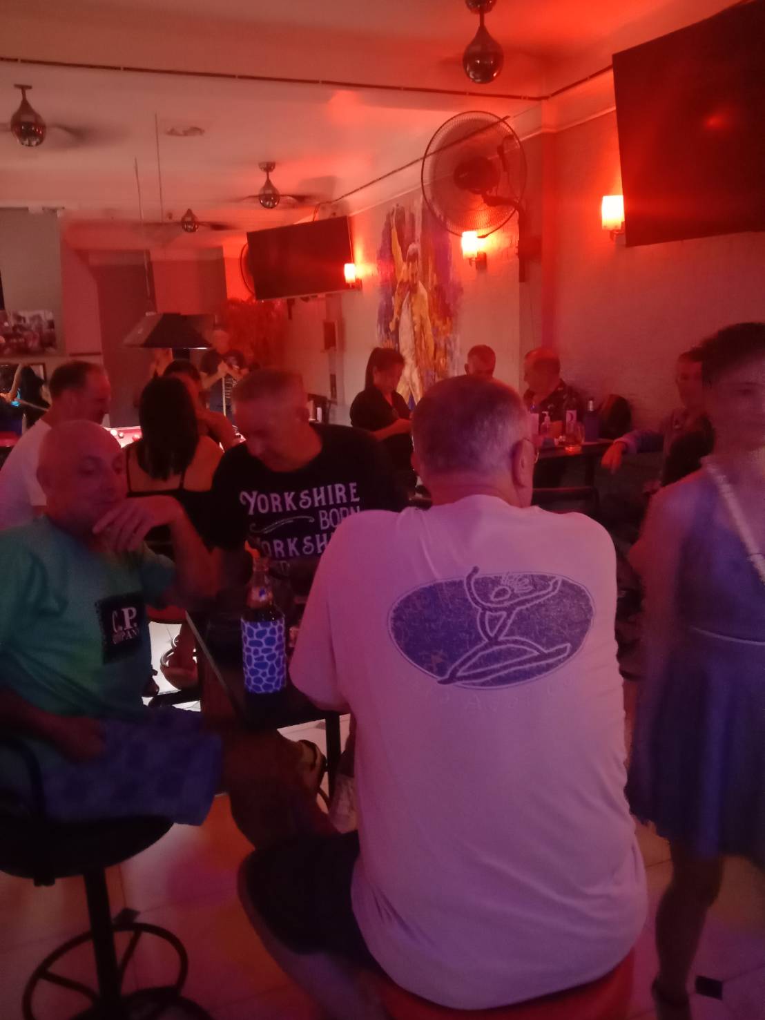 ning ning restaurant bar in jomtien, audiance enjoying the life band