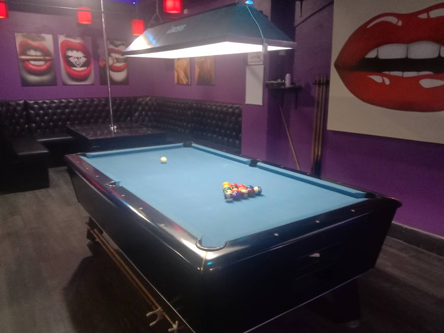 Lips lounge, gentlemens club jomtien, soi whitehouse, pool biliart table
