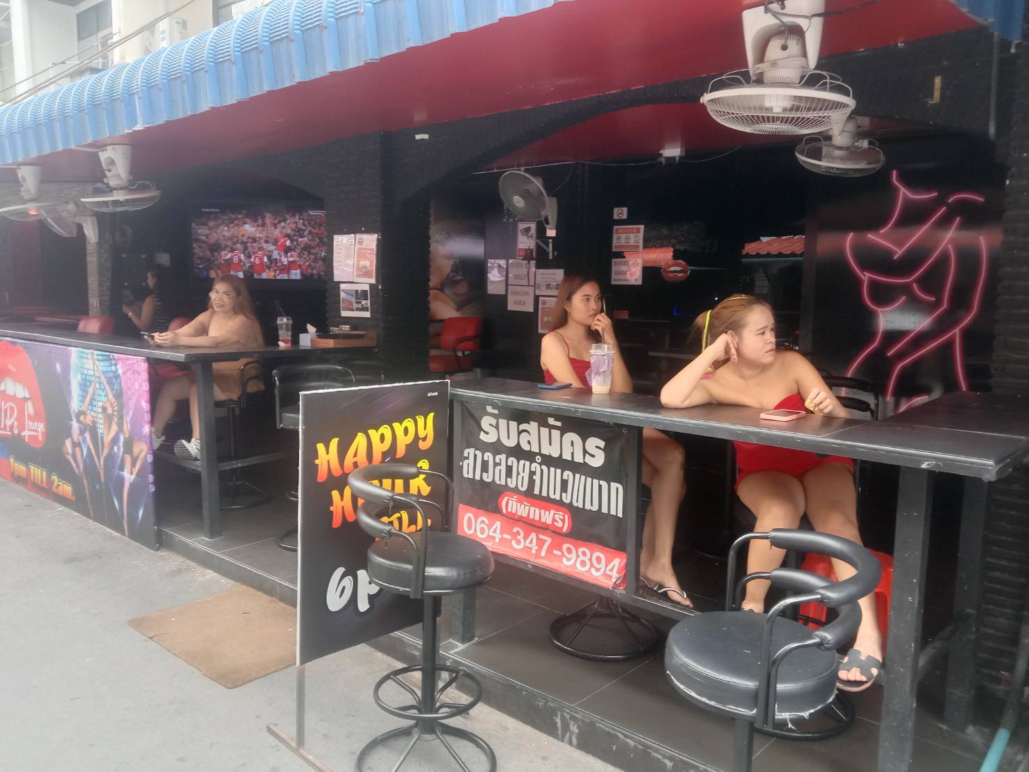 Lips lounge, gentlemens club jomtien, soi whitehouse, front side