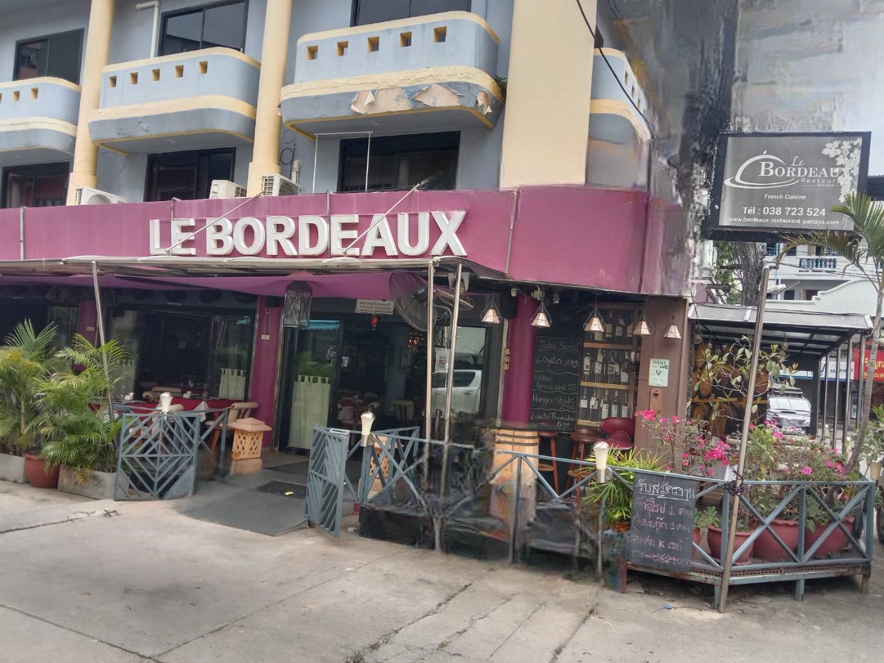 Reastaurant Bordeaux in pattaya Thai, entranche and sidestreet view