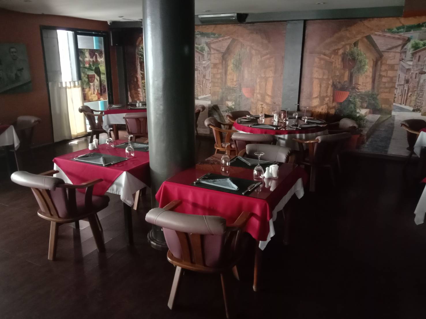 Reastaurant Bordeaux in pattaya Thai, comfortable dining seats