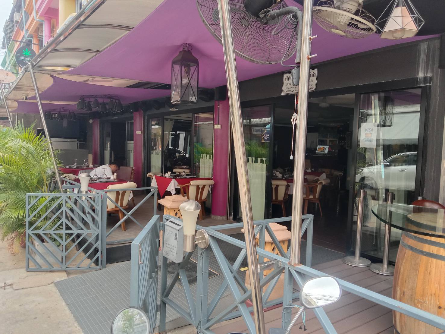 Reastaurant Bordeaux in pattaya Thai, terras fence