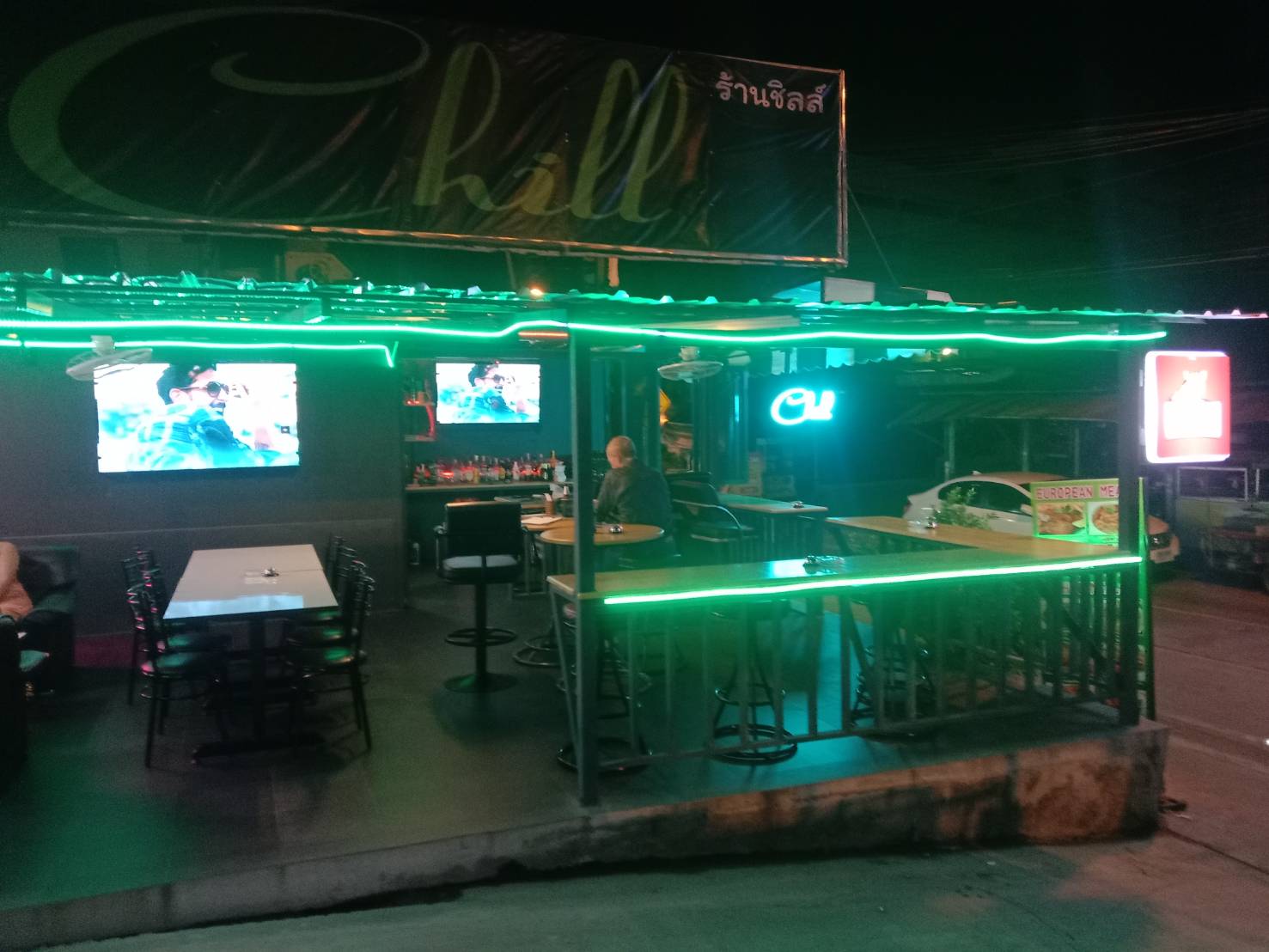 chill bar and restaurant, soi arunothai Pattaya, wrapped in green neon