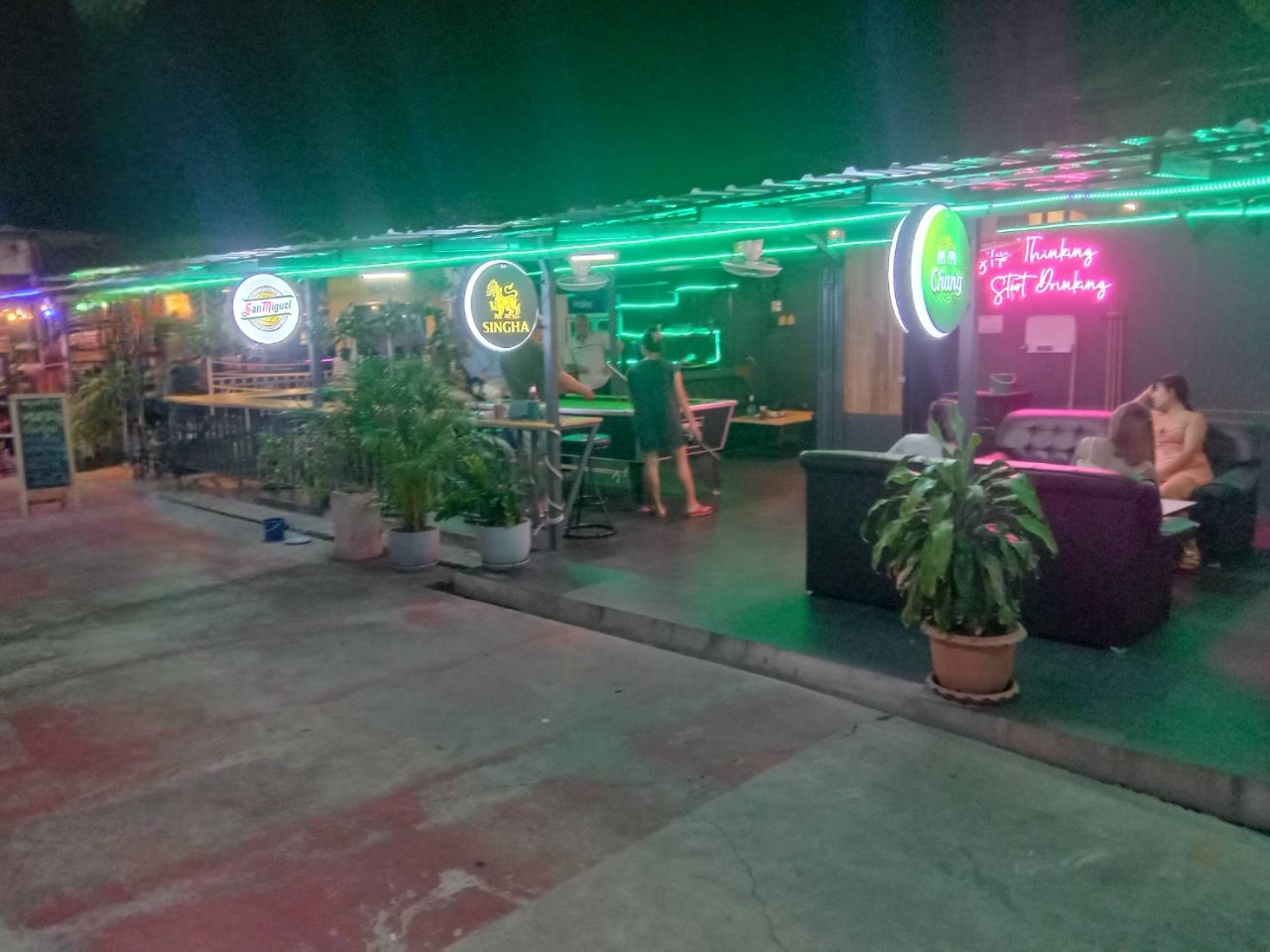 chill bar and restaurant, soi arunothai Pattaya, evening sight, neons, beer signs