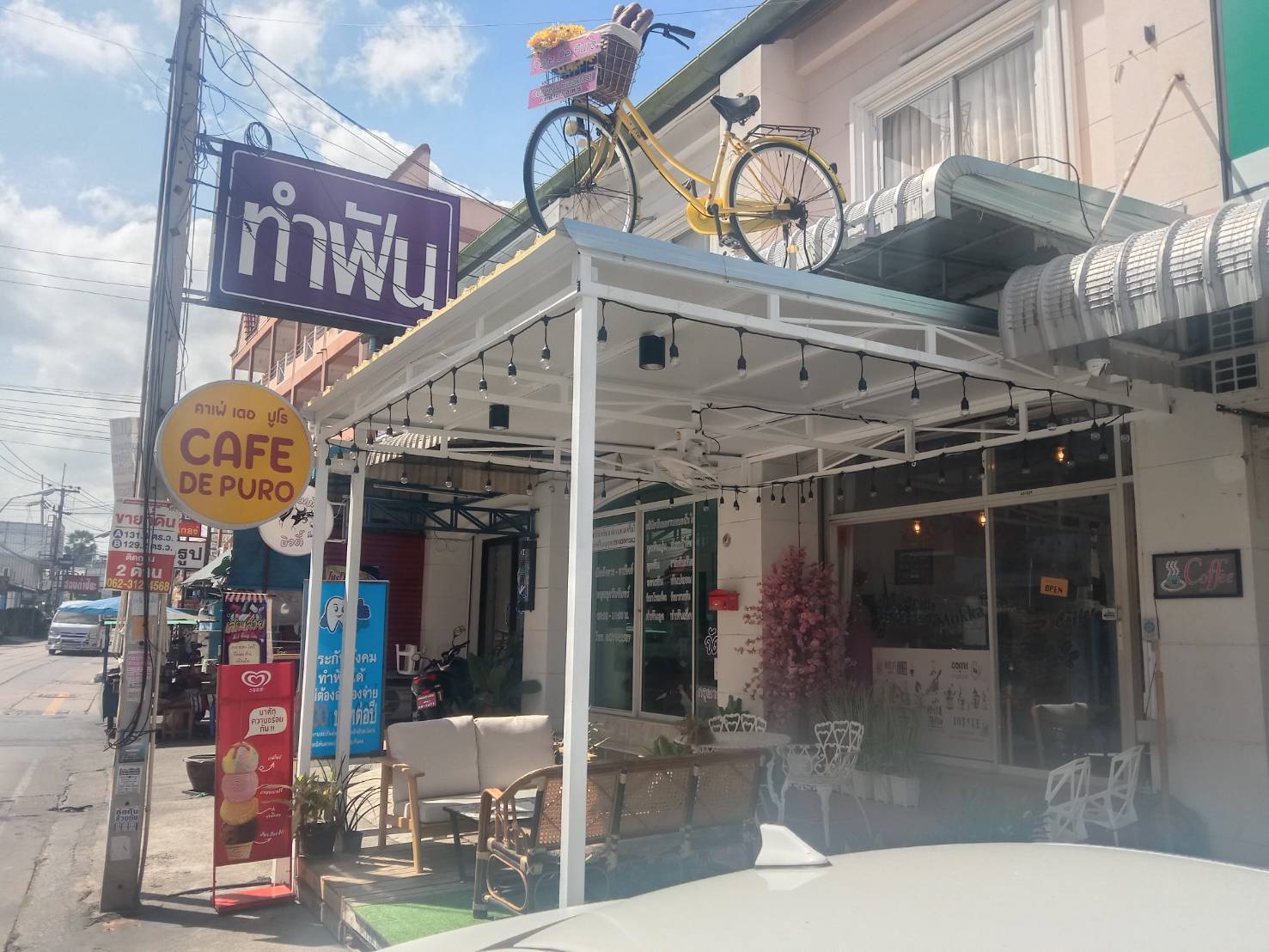 Cafe de Puro, roof with bicicle with french baguetes