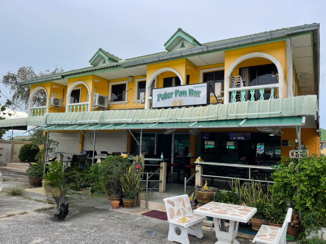 peter pan bar pattaya dark side, entranche and terras with plants