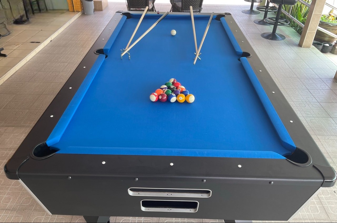 peter pan bar pattaya dark side, pool table