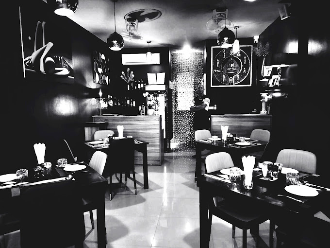 Osteria Sendi, Italian restaurant in Pattaya, soi Bong Koch, black and white art image of Sedi's restaurant
