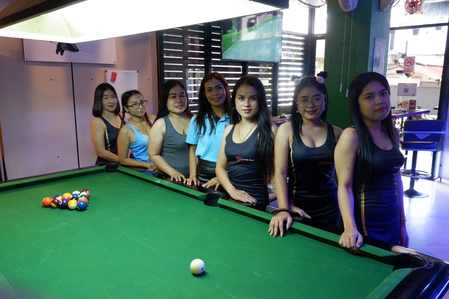 the gym bar & restaurant, soi countryclub pattaya, girls in a row, leaning on the billiart