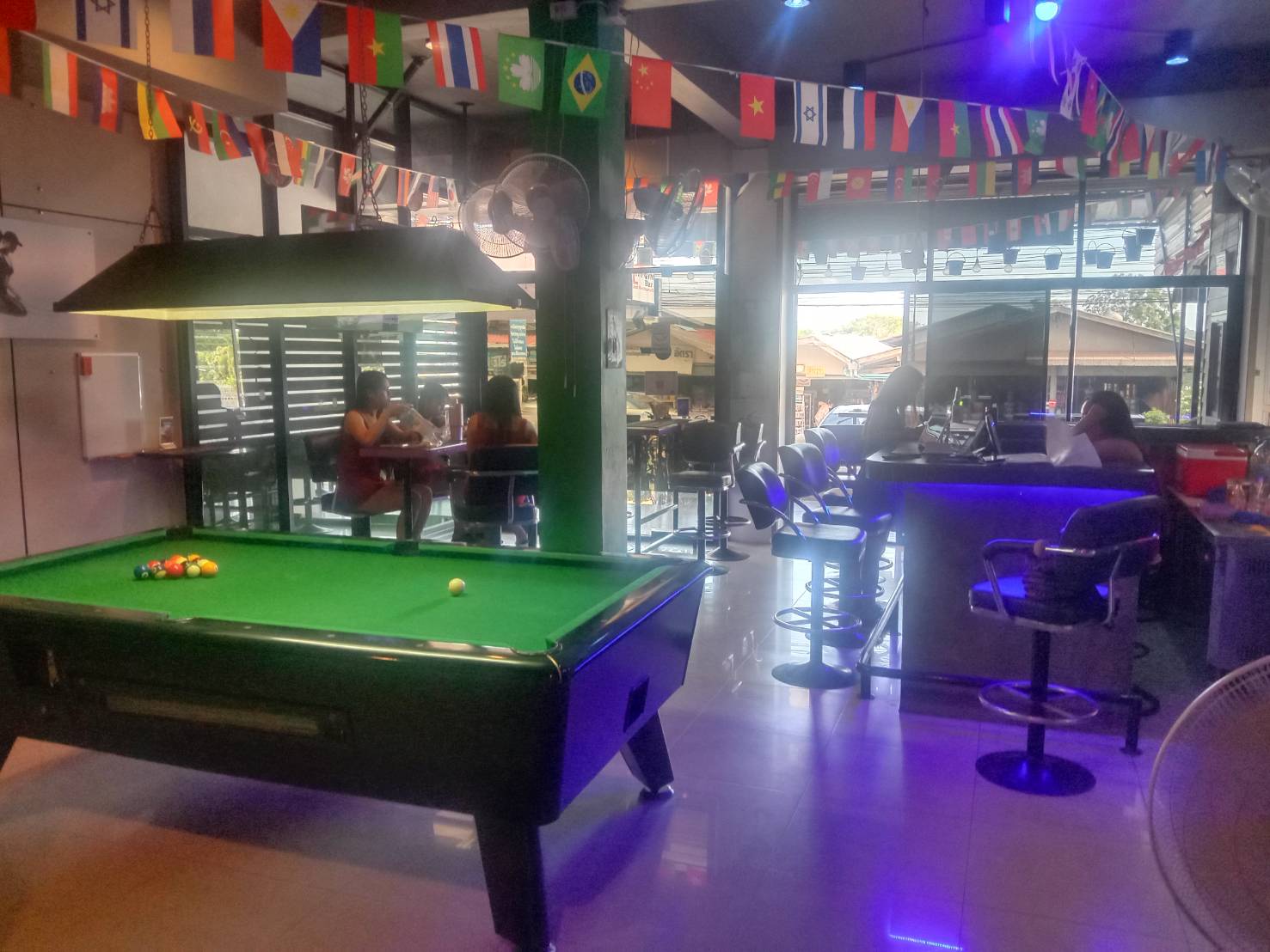 the gym bar & restaurant, soi countryclub pattaya, pool billiart