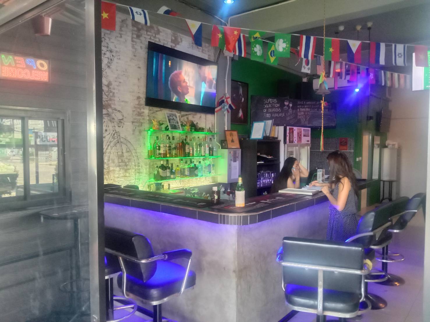 the gym bar & restaurant, soi countryclub pattaya, bar inside view