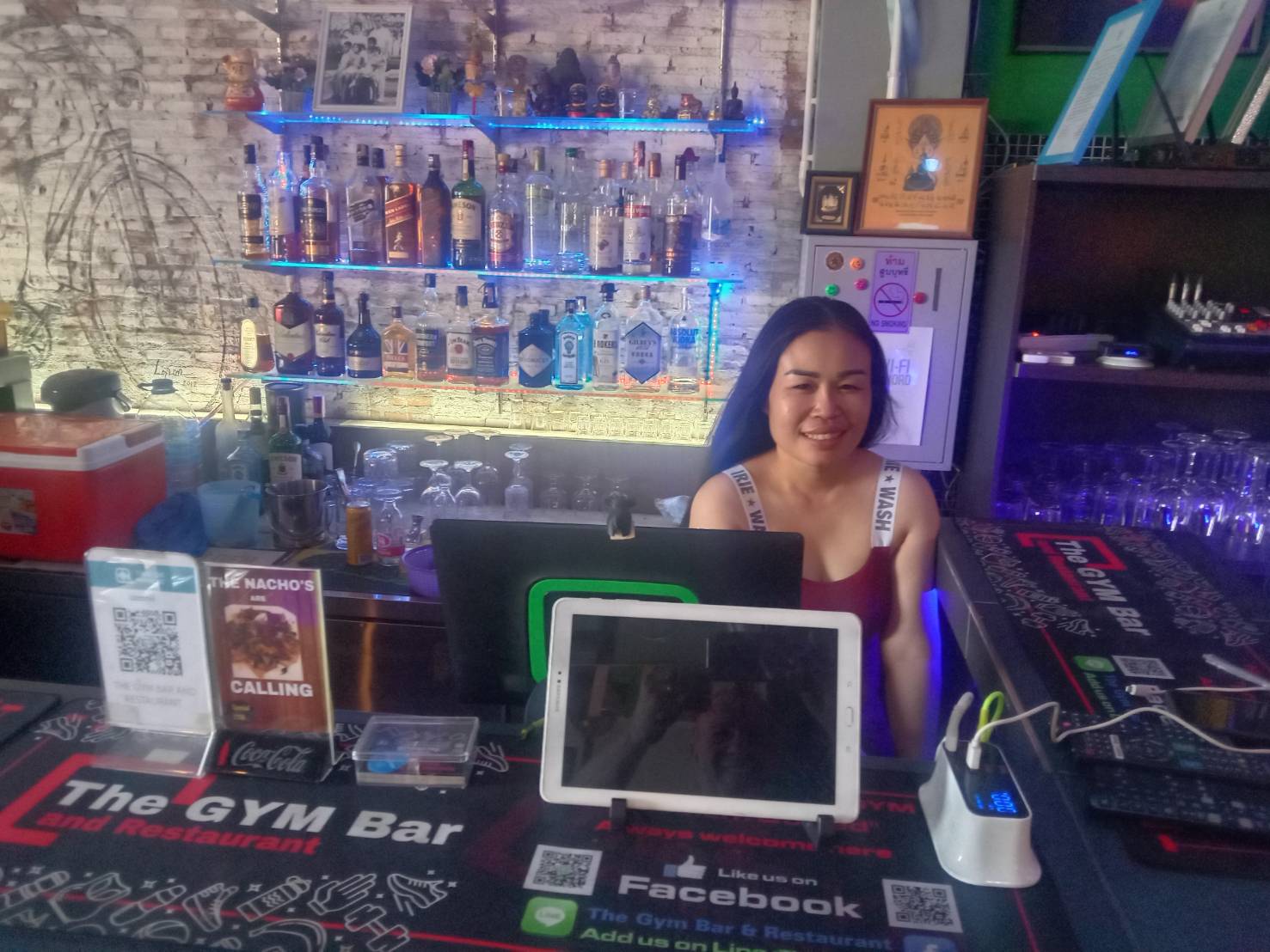 the gym bar & restaurant, soi countryclub pattaya, cassiere