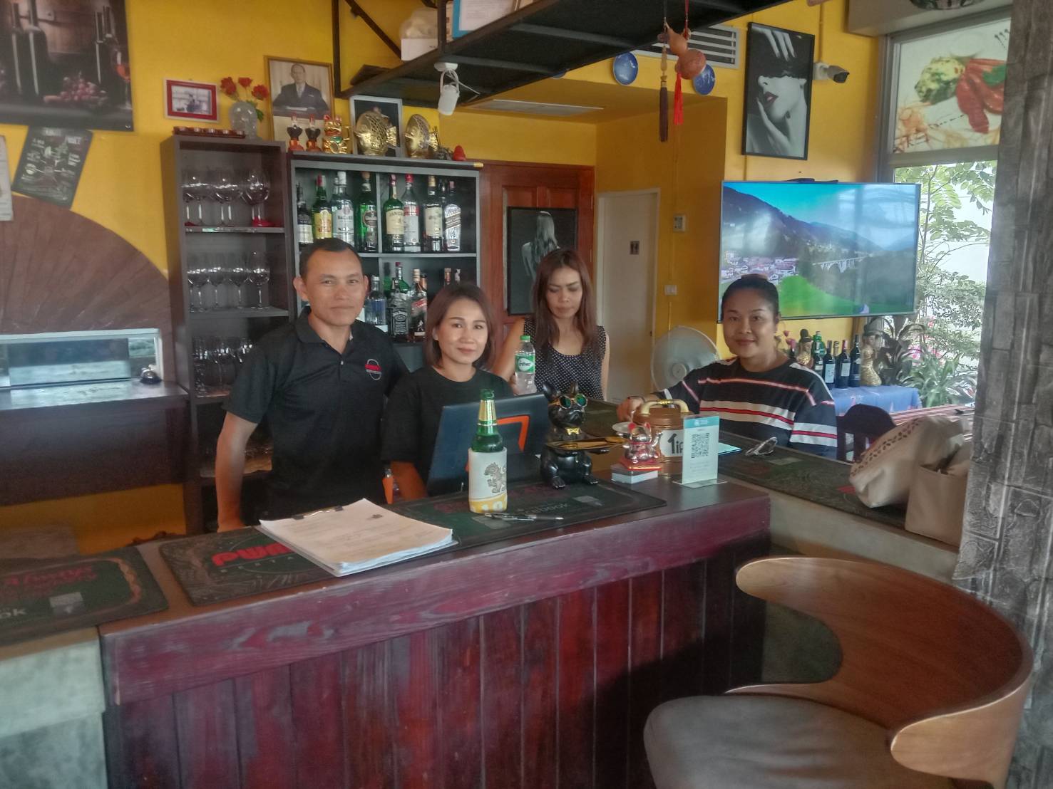 Pumpui pizza restaurant in soi countryclub Pattaya, boss and staff