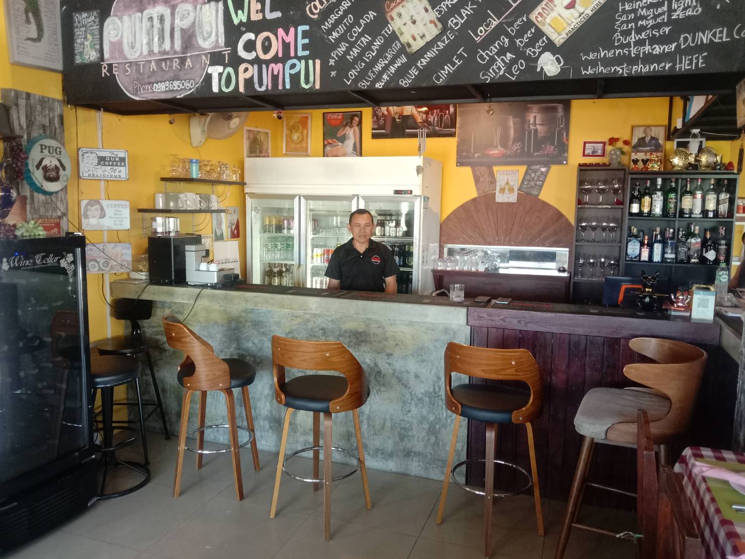 Pumpui pizza restaurant in soi countryclub Pattaya, frontdesk with the owner behind
