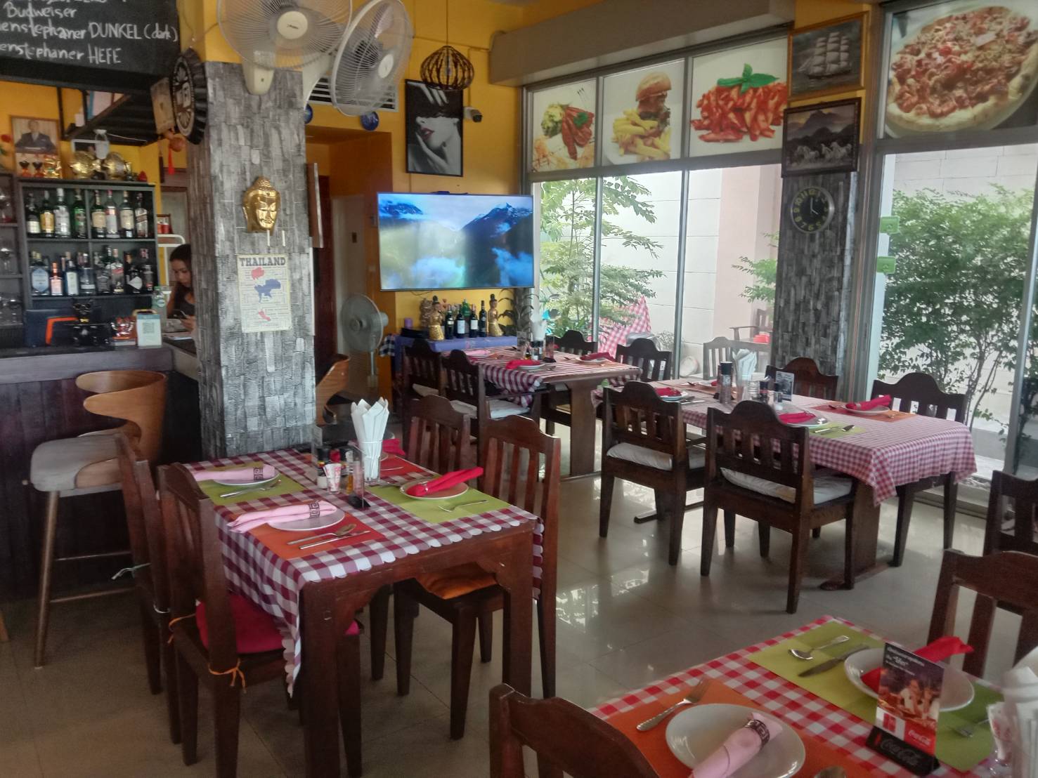 Pumpui pizza restaurant in soi countryclub Pattaya, restaurant tables