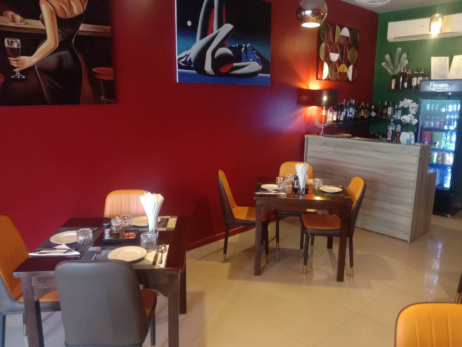 Osteria Sendi, Italian restaurant in Pattaya, soi Bong Koch,  restaurant with desk view