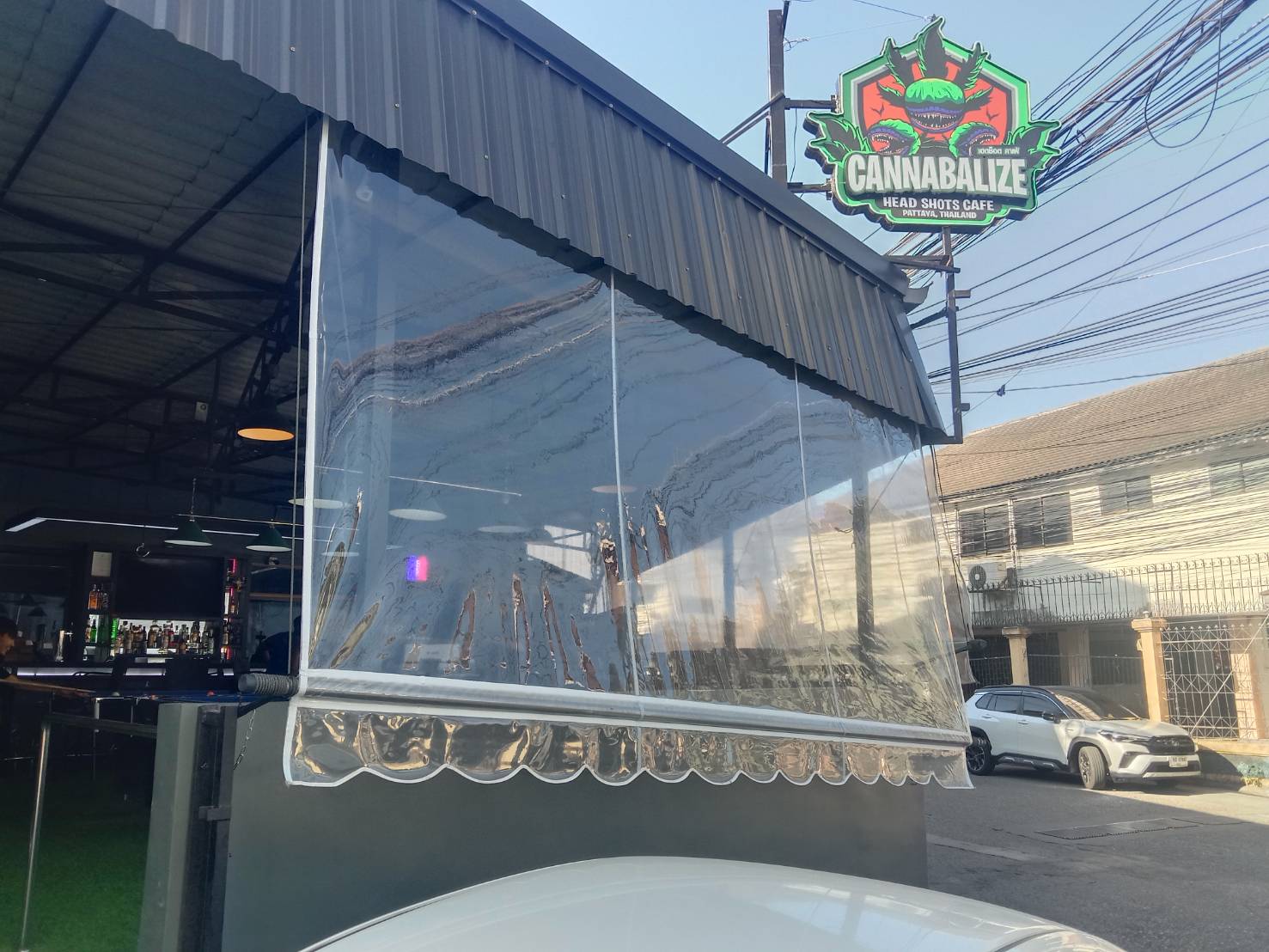 henry's, head shot café soi bonkhot pattaya, sign