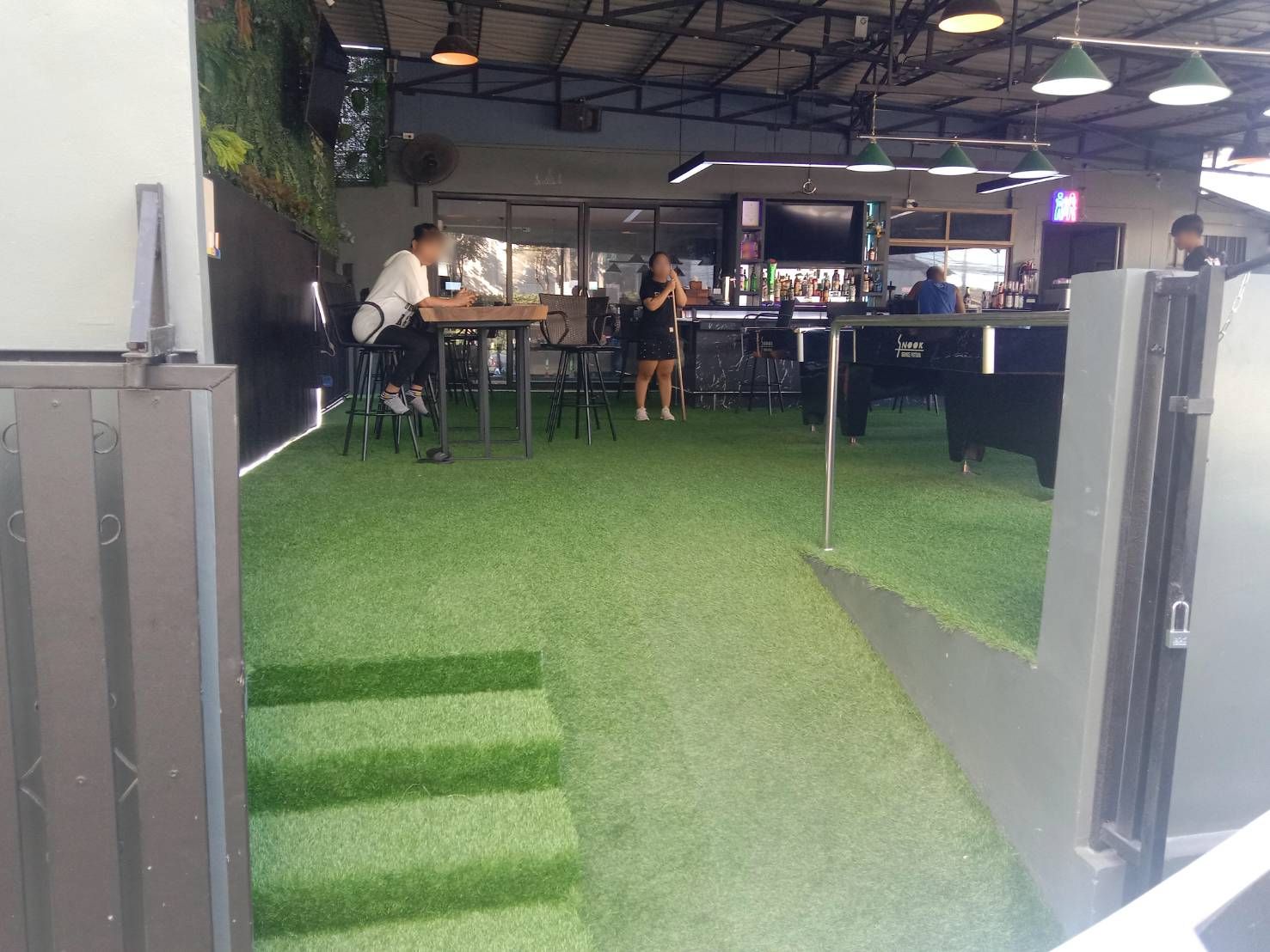 henry's, head shot café soi bonkhot pattaya, green carpet