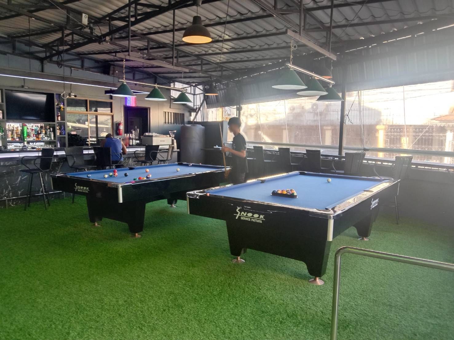 henry's, head shot café soi bonkhot pattaya, pool billiart tables