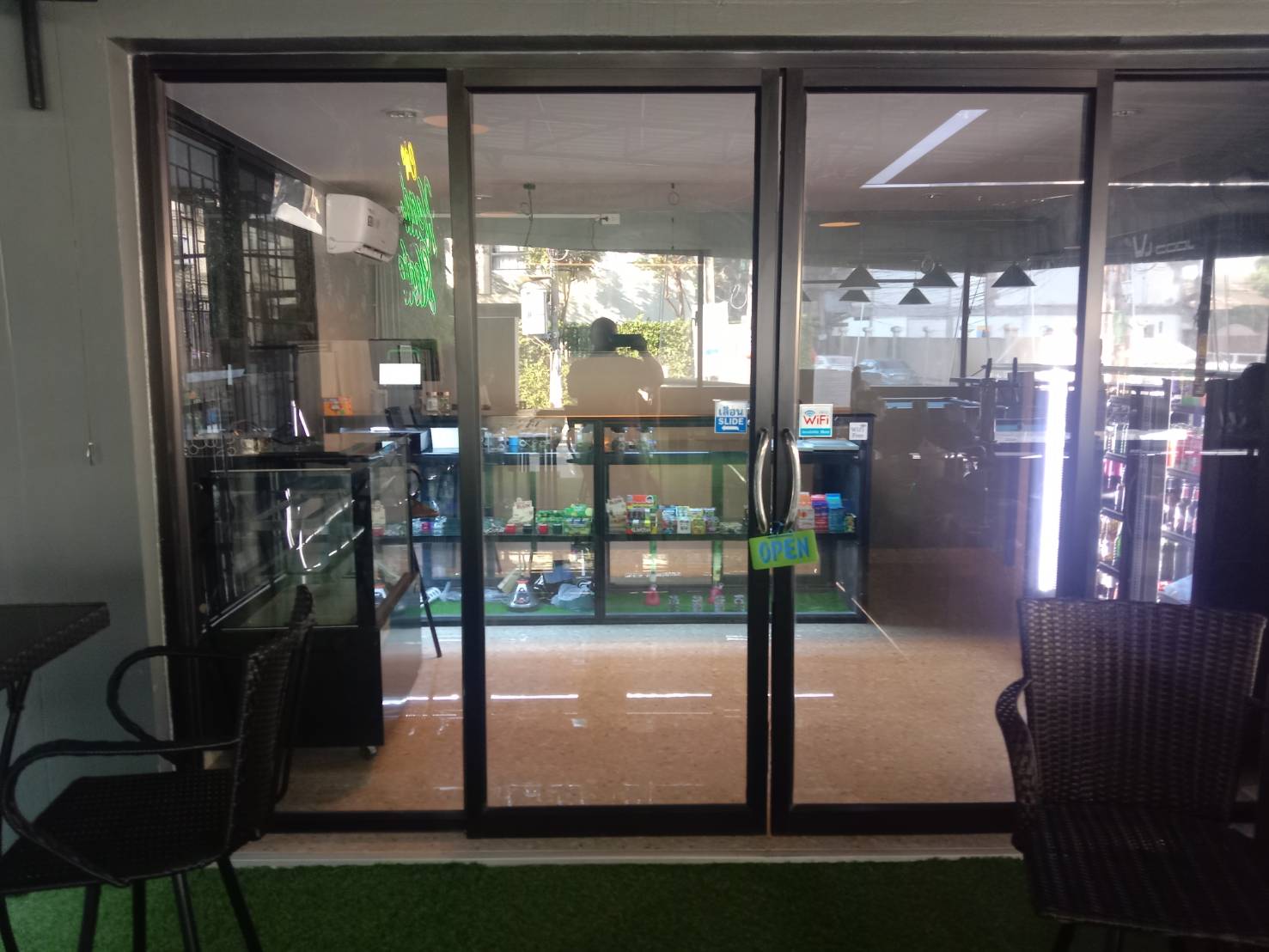 henry's, head shot café soi bonkhot pattaya, indoor view