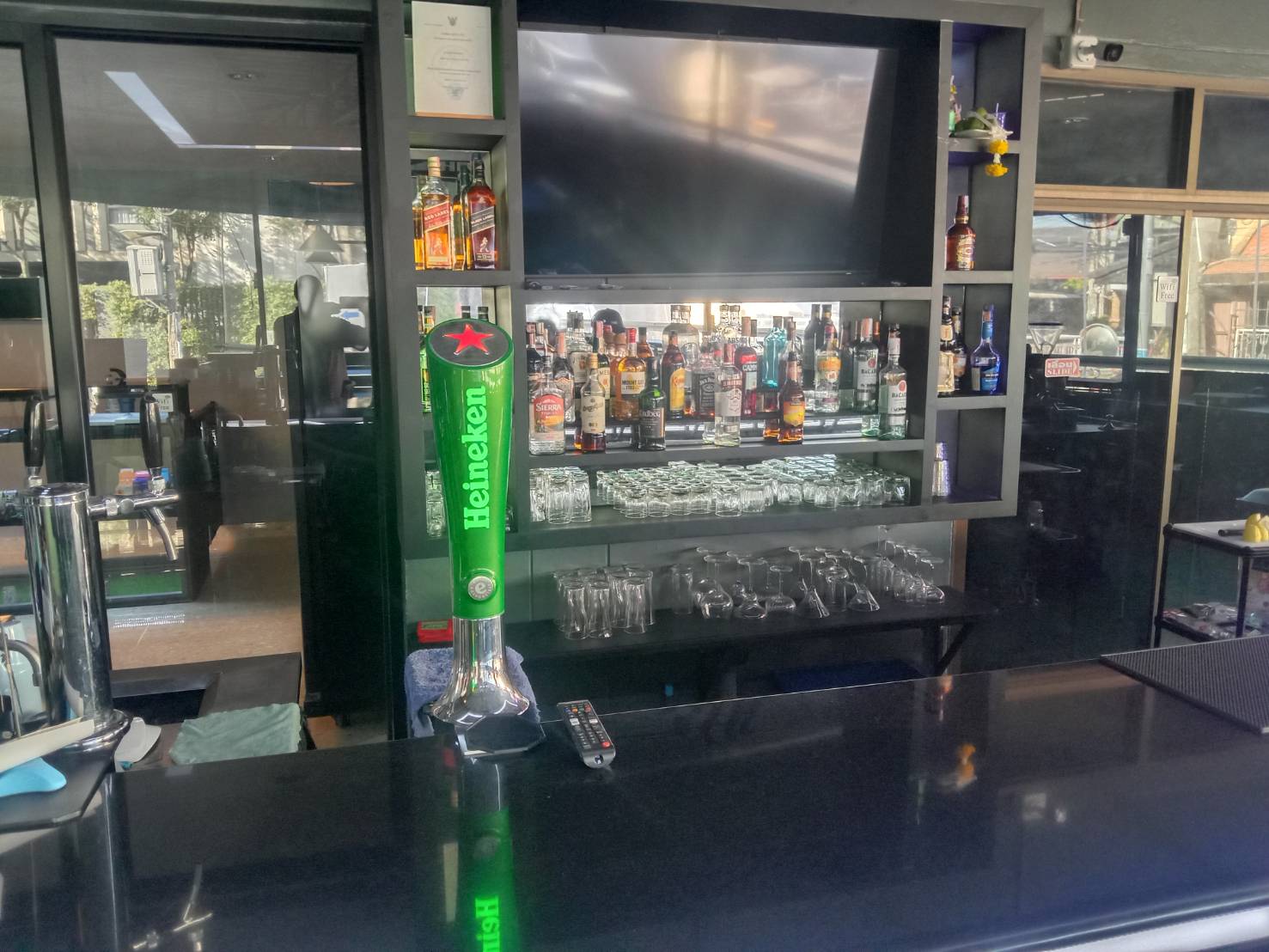 henry's, head shot café soi bonkhot pattaya, desk