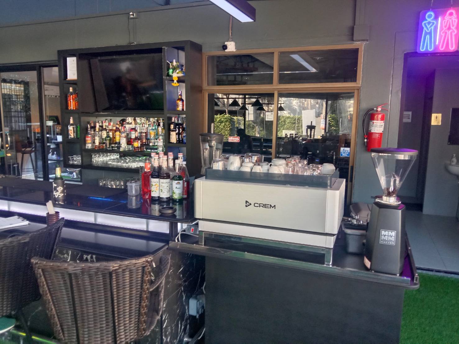 henry's, head shot café soi bonkhot pattaya, coffee machine