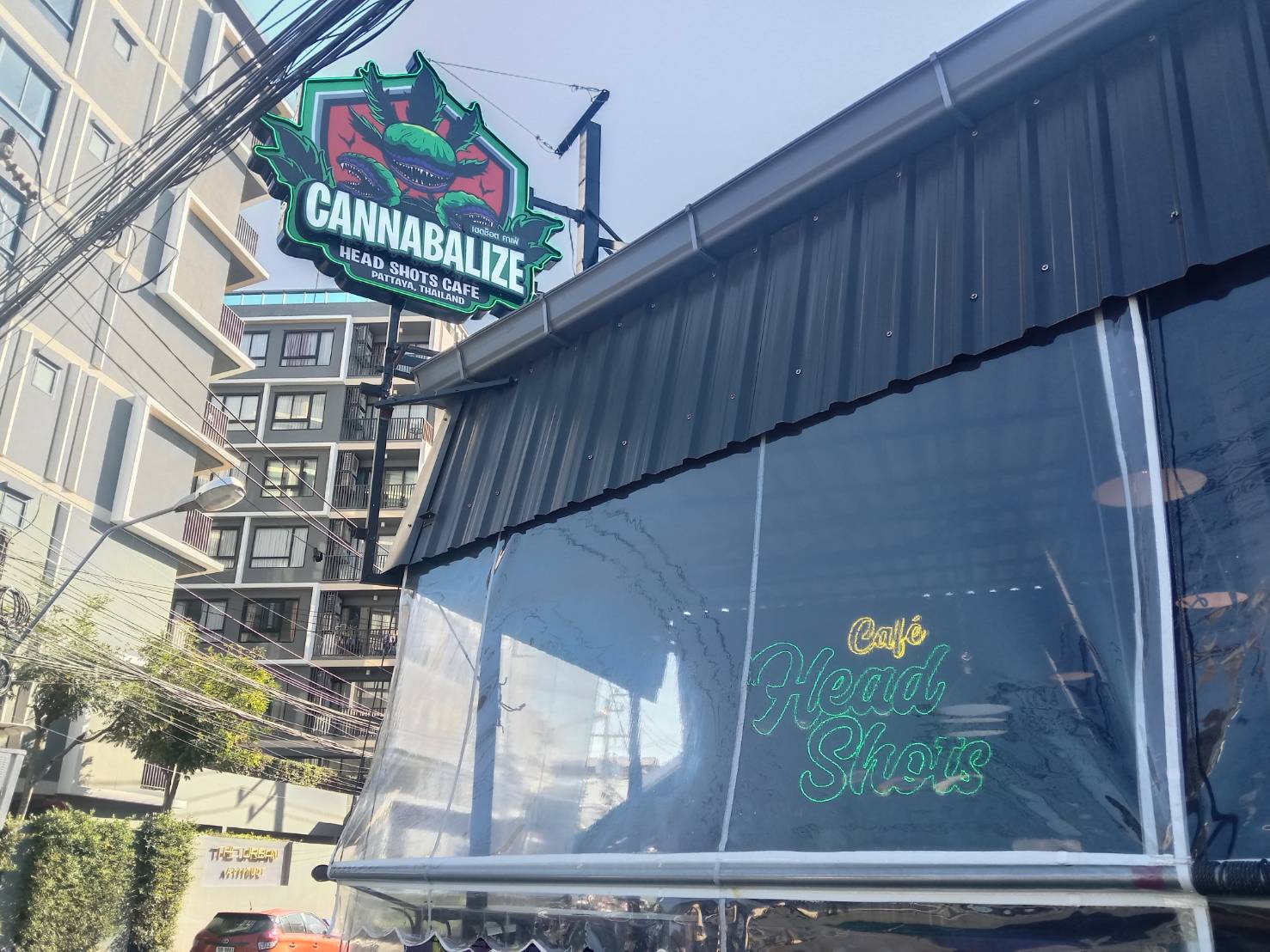 henry's, head shot café soi bonkhot pattaya, outdoor view