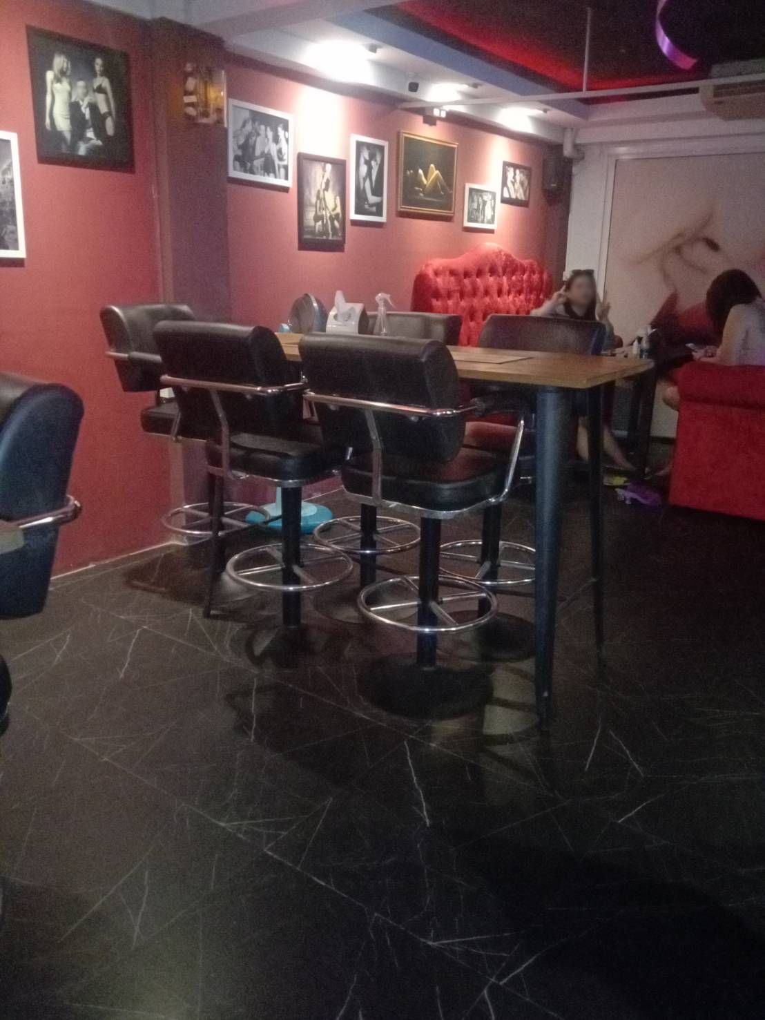Wisper Lounge gentlemen's club Pattaya, dark side, barstools