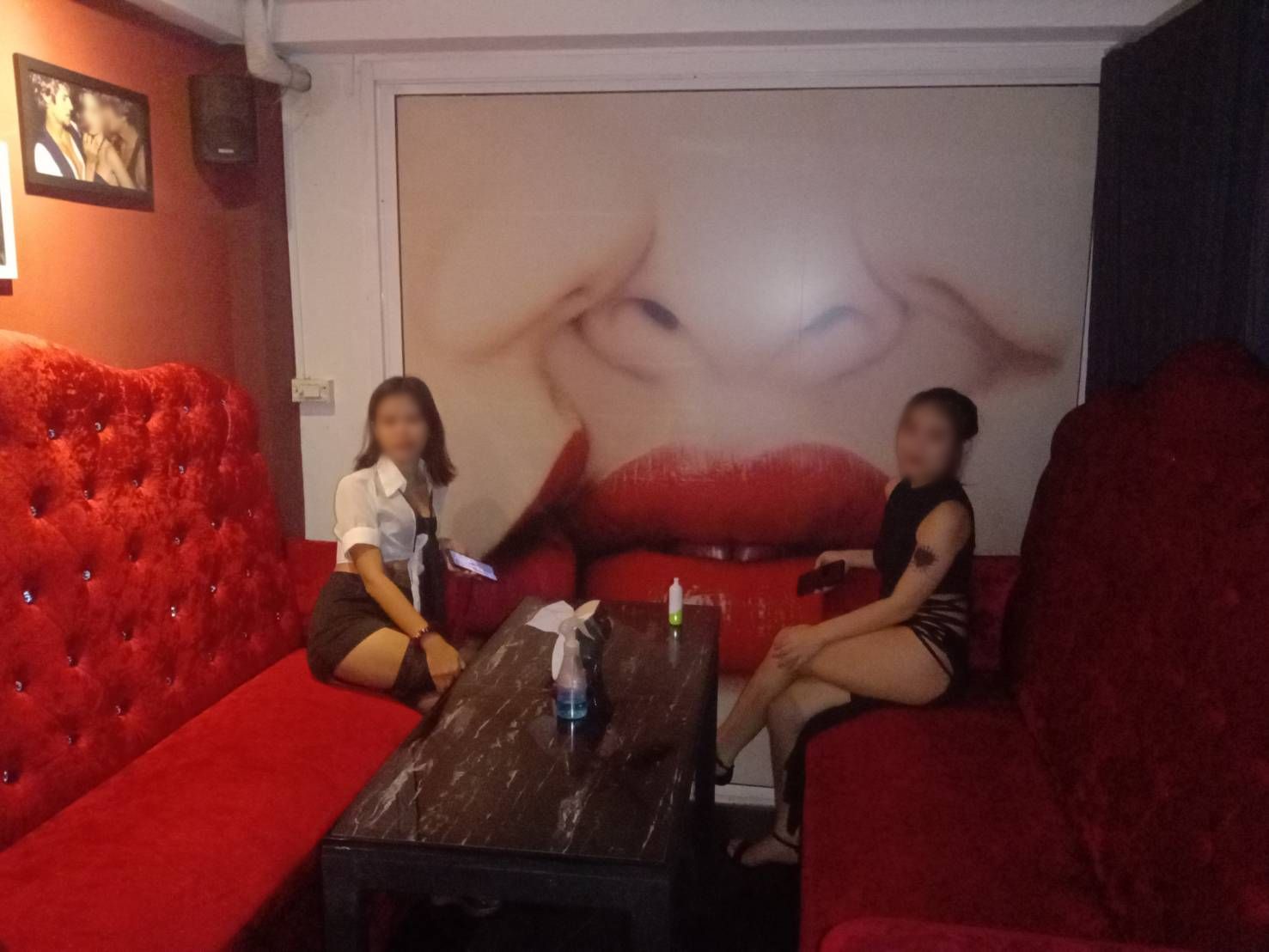 Wisper Lounge gentlemen's club Pattaya, dark side, service girls