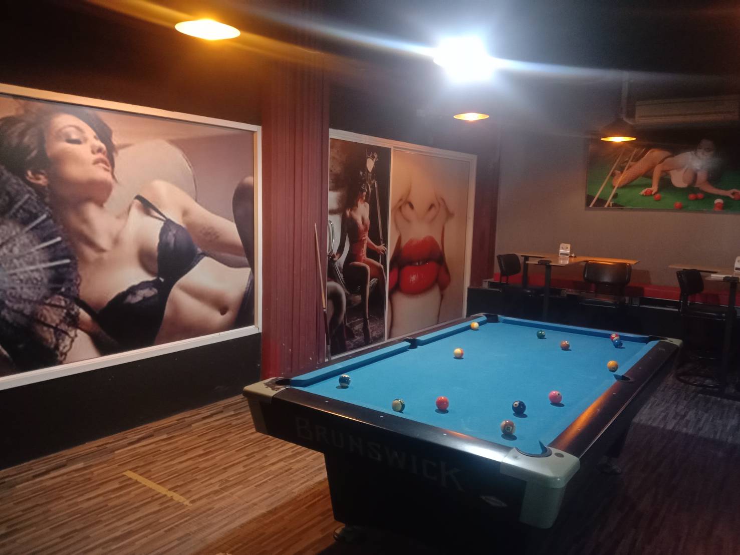 Wisper Lounge gentlemen's club Pattaya, dark side, pool billiart table