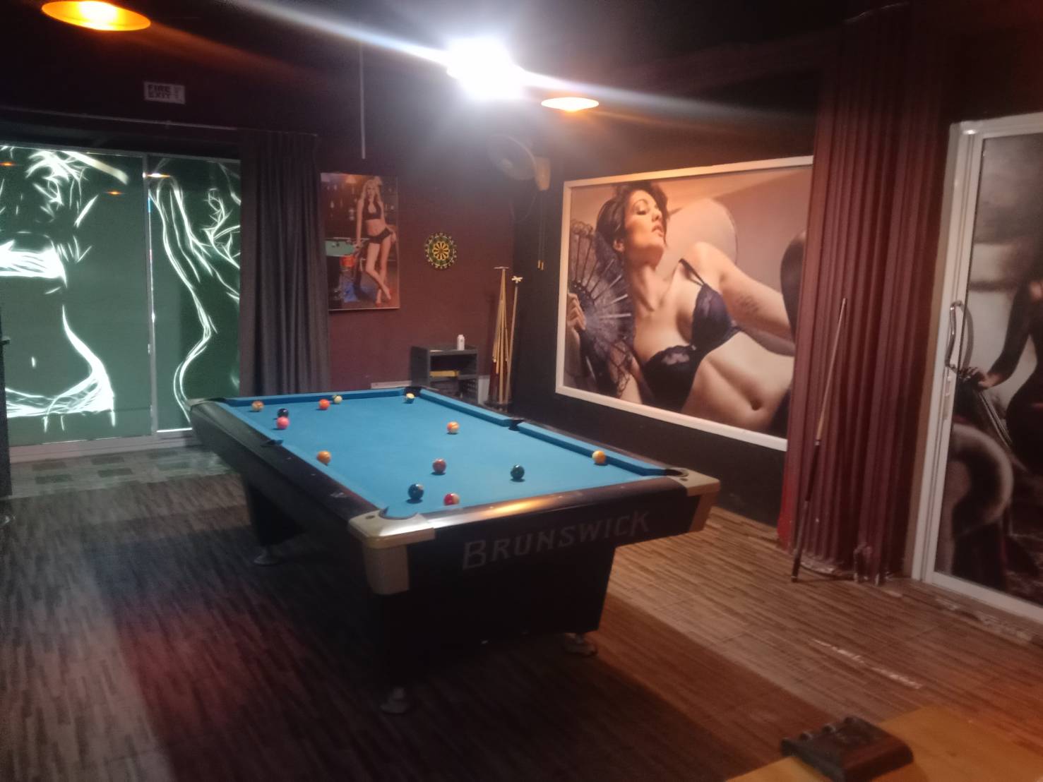 Wisper Lounge gentlemen's club Pattaya, dark side, billiart table