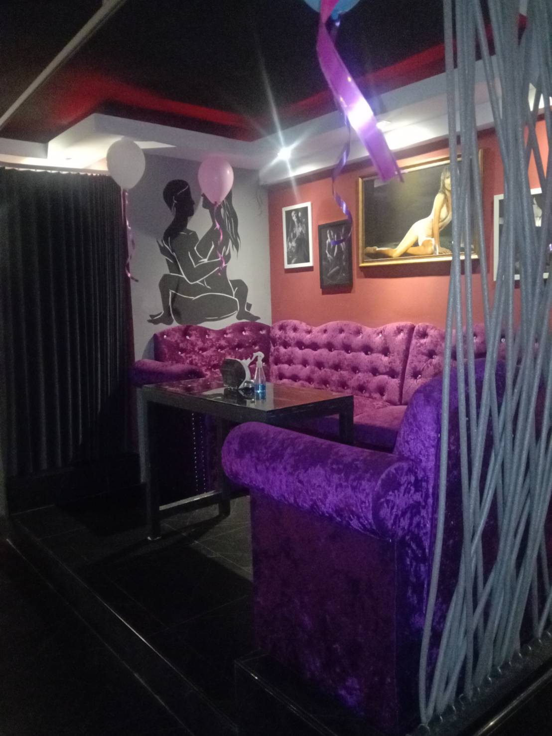 Wisper Lounge gentlemen's club Pattaya, dark side, party ballons